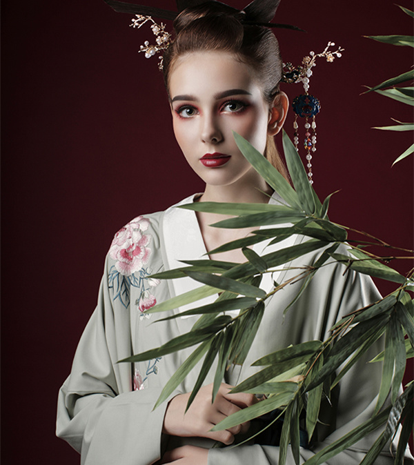 中式2号-成都－2019春季形象设计与艺术创意班－《惊鸿照影》－化妆造型：肖儒-贺加丽-曹春梅-张亨-邓雪-摄影：李文品-后期：魏巍-模特：Anna-修片.jpg