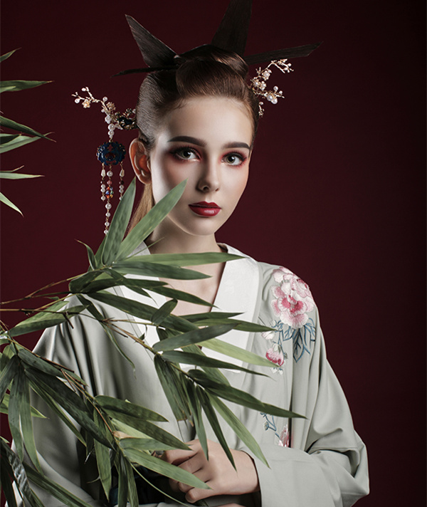 中式2号-成都－2019春季形象设计与艺术创意班－《惊鸿照影》－化妆造型：肖儒-贺加丽-曹春梅-张亨-邓雪-摄影：李文品-后期：魏巍-模特：Anna-修片.jpg
