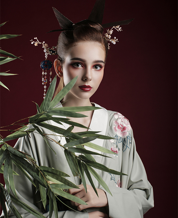 中式2号-成都－2019春季形象设计与艺术创意班－《惊鸿照影》－化妆造型：肖儒-贺加丽-曹春梅-张亨-邓雪-摄影：李文品-后期：魏巍-模特：Anna-修片.jpg
