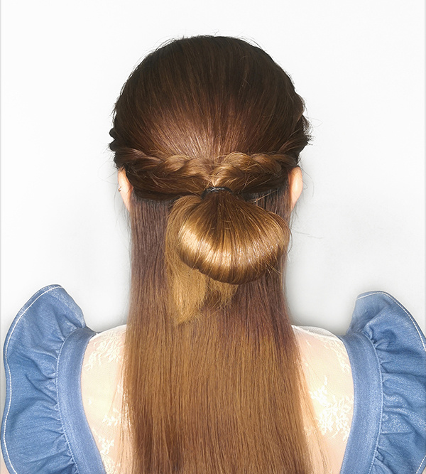 3.从耳后取后区的头发和两股拧绳余下的发尾合在一起，做成扇形发片.jpg