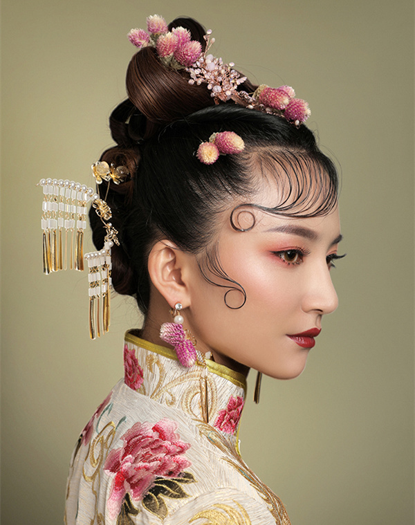中式5号-作品名称：娇颜初见-成都17秋季现代人物形象设计创意三班-作者：宋佳、陈倩倩、吴楚灵、李青、赵云惠.jpg