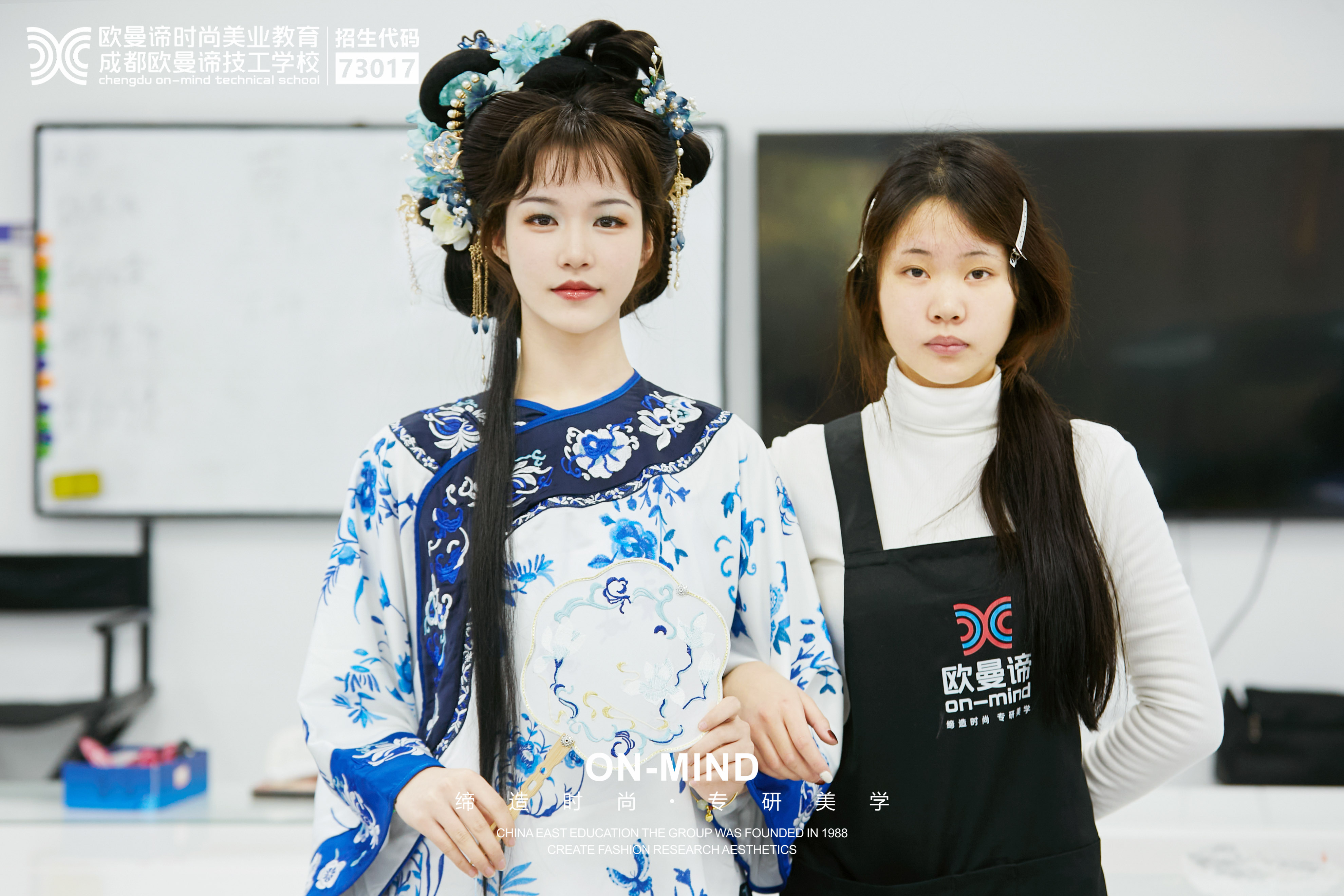 想学化妆技术，要去化妆学校学习吗?